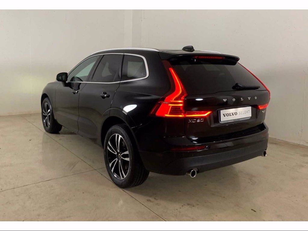 VOLVO XC60 Momentum Pro, B4 AWD mild hybrid (D) automatico